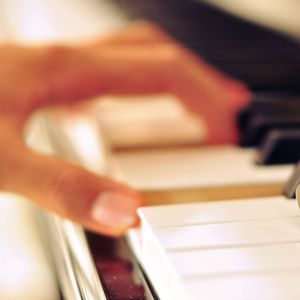 女人脱精光自慰幼女
